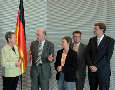 Der CDU-Bundestagsabgeordnete Gero Storjohann bei der Übergabe des Petitionsberichts an Bundestagspräsident Dr. Norbert Lammert (CDU)